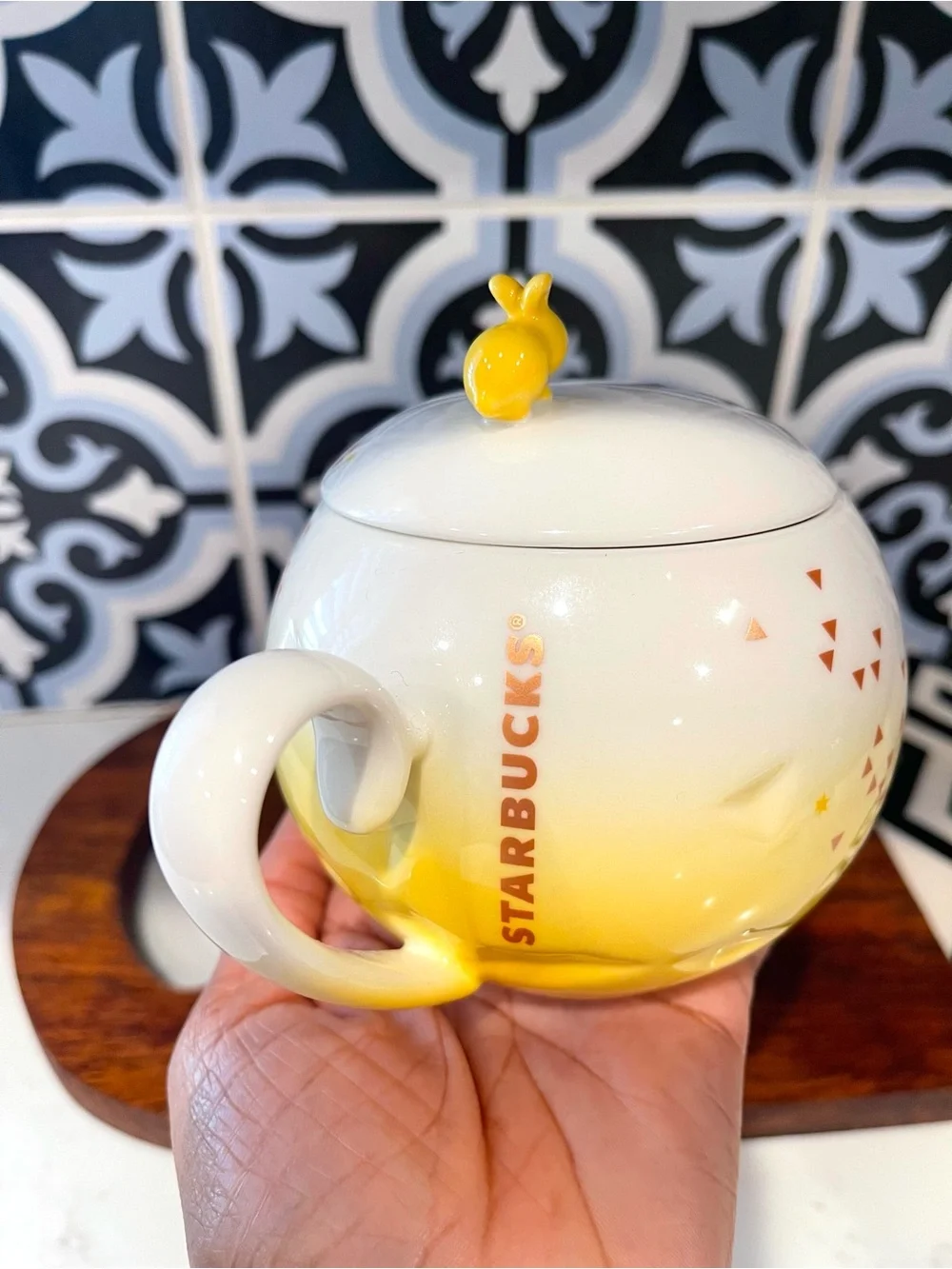 STARBUCKS 2015 Round Lidded BUNNY Tea Cup 12oz White Yellow Triangles Stars RARE